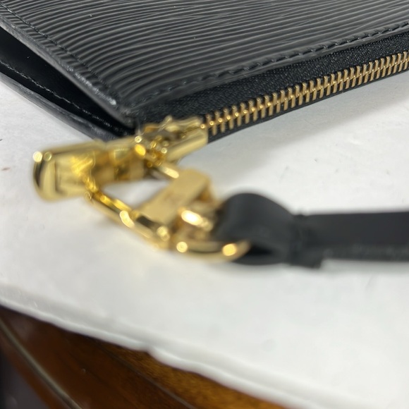 Louis Vuitton Epi leather pochette black. Very good condition - Picture 7 of 10